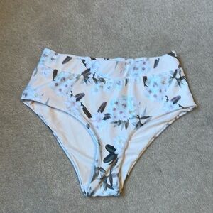 NWT Geode white floral on cream background bikini bottom